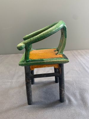 A pair of Chinese sancai-glazed miniature horseshoe-back chairs, Ming — photo 5