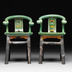 A pair of Chinese sancai-glazed miniature horseshoe-back chairs, Ming — photo 2