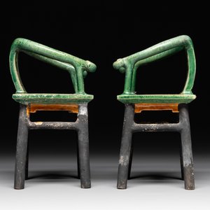 A pair of Chinese sancai-glazed miniature horseshoe-back chairs, Ming — photo 3