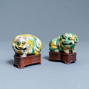 A pair of Chinese sancai models of dogs and a pair of 'Buddhist lions' joss stick holders, Kangxi — photo 2