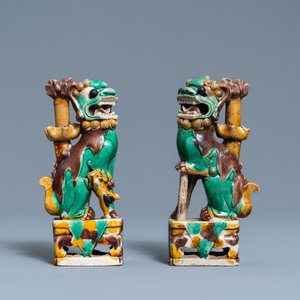 A pair of Chinese sancai models of dogs and a pair of 'Buddhist lions' joss stick holders, Kangxi — photo 10