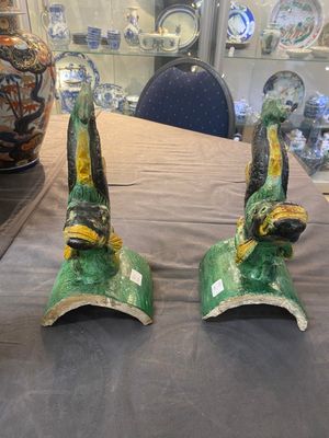 A pair of Chinese sancai roof tiles in the shape of a fish, a warrior on horseback and a sage, Ming — 照片 1