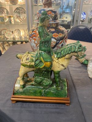 A pair of Chinese sancai roof tiles in the shape of a fish, a warrior on horseback and a sage, Ming — 照片 13