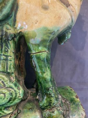A pair of Chinese sancai roof tiles in the shape of a fish, a warrior on horseback and a sage, Ming — 照片 17