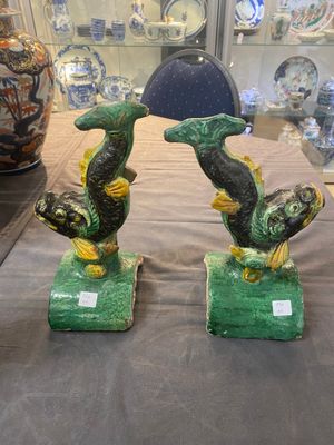 A pair of Chinese sancai roof tiles in the shape of a fish, a warrior on horseback and a sage, Ming — 照片 2