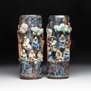 A pair of Chinese Shiwan polychrome hat stands with haut-relief figural design, 19/20th C. — foto 1