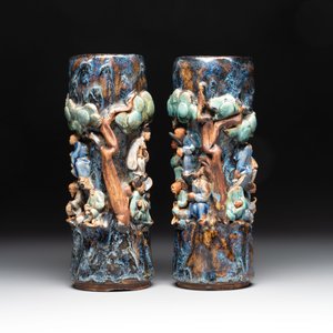 A pair of Chinese Shiwan polychrome hat stands with haut-relief figural design, 19/20th C. — foto 2