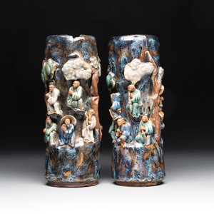 A pair of Chinese Shiwan polychrome hat stands with haut-relief figural design, 19/20th C. — foto 3