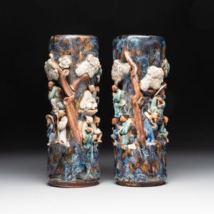 A pair of Chinese Shiwan polychrome hat stands with haut-relief figural design, 19/20th C. — foto 4