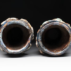 A pair of Chinese Shiwan polychrome hat stands with haut-relief figural design, 19/20th C. — foto 5