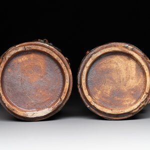 A pair of Chinese Shiwan polychrome hat stands with haut-relief figural design, 19/20th C. — foto 6