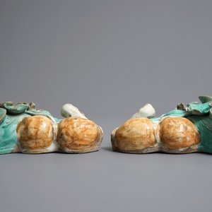 A pair of Chinese Shiwan wall pocket vases with ducks among lotus flowers, 19th C. — 照片 2