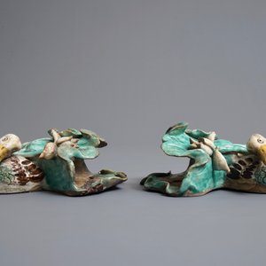 A pair of Chinese Shiwan wall pocket vases with ducks among lotus flowers, 19th C. — 照片 4