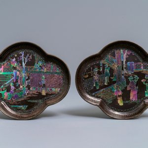 A pair of Chinese silver and lac burgauté quatrefoil cups and saucers, Kangxi — photo 2