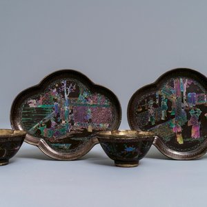 A pair of Chinese silver and lac burgaute quatrefoil cups and saucers, Kangxi — photo 1