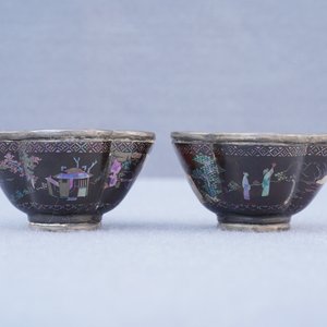 A pair of Chinese silver and lac burgaute quatrefoil cups and saucers, Kangxi — photo 21