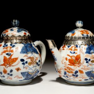 A pair of Chinese silver-mounted gilt Imari-style teapots and covers, Kangxi — photo 1