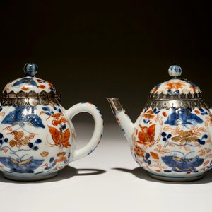 A pair of Chinese silver-mounted gilt Imari-style teapots and covers, Kangxi — photo 2