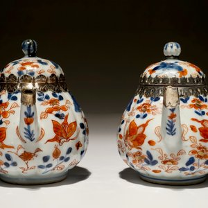 A pair of Chinese silver-mounted gilt Imari-style teapots and covers, Kangxi — photo 3