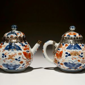 A pair of Chinese silver-mounted gilt Imari-style teapots and covers, Kangxi — photo 4