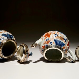 A pair of Chinese silver-mounted gilt Imari-style teapots and covers, Kangxi — photo 6