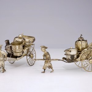 A pair of Chinese silver rickshaw-shaped pepper and salt shakers with a mustard container, 19th C. — 照片 1
