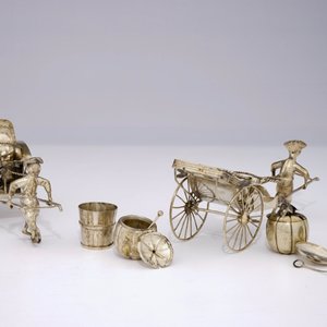 A pair of Chinese silver rickshaw-shaped pepper and salt shakers with a mustard container, 19th C. — 照片 2