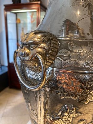 A pair of Chinese silver vases depicting 'Guo Ziyi's birthday', Qingyun 慶雲 mark, 19th C. — photo 7