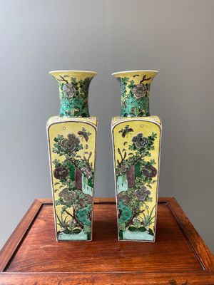 A pair of Chinese square yellow-ground famille verte vases, Kangxi mark, 19th C. — 照片 1