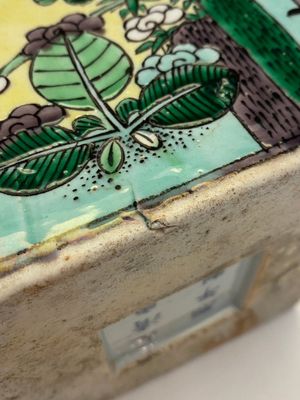 A pair of Chinese square yellow-ground famille verte vases, Kangxi mark, 19th C. — 照片 11