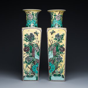 A pair of Chinese square yellow-ground famille verte vases, Kangxi mark, 19th C. — 照片 2