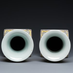 A pair of Chinese square yellow-ground famille verte vases, Kangxi mark, 19th C. — 照片 6