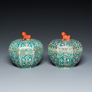 A pair of Chinese Thai market Bencharong boxes and covers, 19th C. — photo 1
