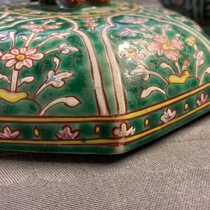 A pair of Chinese Thai market Bencharong covered boxes, 19th C. — photo 21