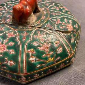 A pair of Chinese Thai market Bencharong covered boxes, 19th C. — photo 34