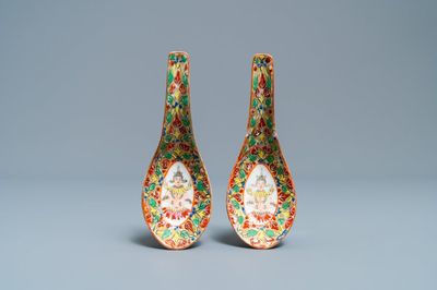 A pair of Chinese Thai market Bencharong spoons, 19th C.