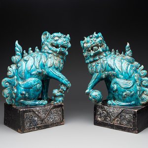 A pair of Chinese turquoise-and-aubergine-glazed Buddhist lions, probably Swatow kilns, 19th C. — 照片 1