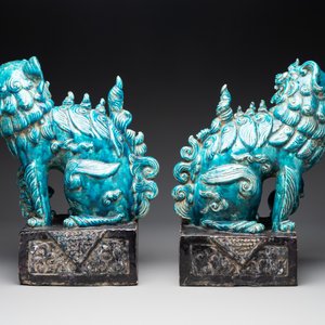 A pair of Chinese turquoise-and-aubergine-glazed Buddhist lions, probably Swatow kilns, 19th C. — 照片 4