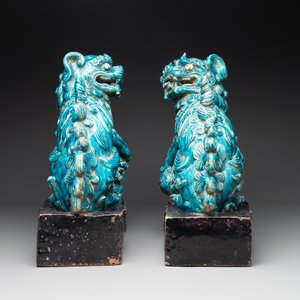 A pair of Chinese turquoise-and-aubergine-glazed Buddhist lions, probably Swatow kilns, 19th C. — foto 3