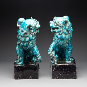 A pair of Chinese turquoise-and-aubergine-glazed Buddhist lions, probably Swatow kilns, 19th C. — foto 5