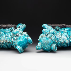 A pair of Chinese turquoise-and-aubergine-glazed Buddhist lions, probably Swatow kilns, 19th C. — foto 6