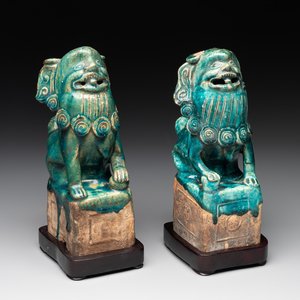 A pair of Chinese turquoise-glazed Buddhist lions on stands, probably Swatow kilns, 19th C. — photo 1
