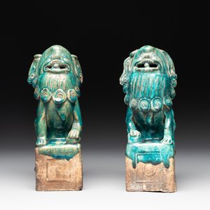 A pair of Chinese turquoise-glazed Buddhist lions on stands, probably Swatow kilns, 19th C. — photo 2