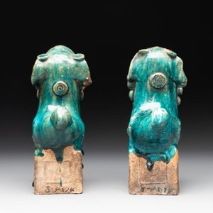 A pair of Chinese turquoise-glazed Buddhist lions on stands, probably Swatow kilns, 19th C. — photo 4
