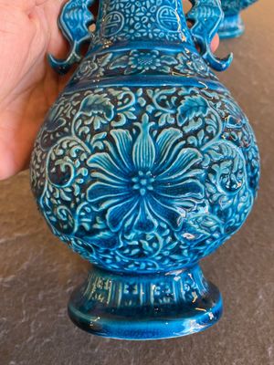 A pair of Chinese turquoise-glazed 'lotus' vases, Republic — 照片 2