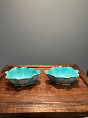 A pair of Chinese turquoise-ground famille rose leaf-shaped bowls with butterfly design, Jiaqing mark and of the period — 照片 1