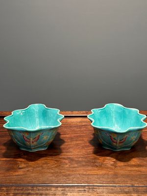 A pair of Chinese turquoise-ground famille rose leaf-shaped bowls with butterfly design, Jiaqing mark and of the period — 照片 4