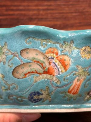 A pair of Chinese turquoise-ground famille rose leaf-shaped bowls with butterfly design, Jiaqing mark and of the period — 照片 9