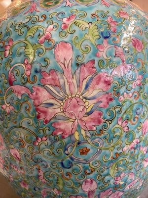 A pair of Chinese turquoise-ground famille rose vases, 19th C. — 照片 11