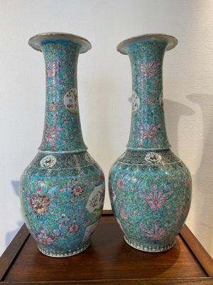 A pair of Chinese turquoise-ground famille rose vases, 19th C. — 照片 2